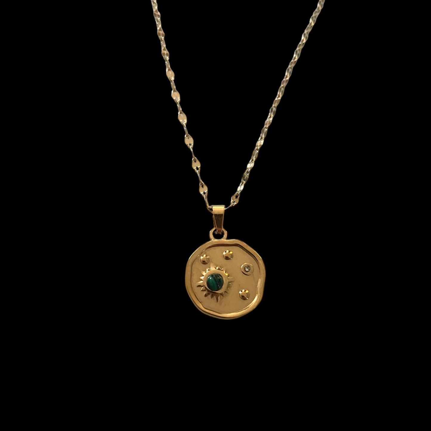 Pendant Green stone   - Necklace Gold